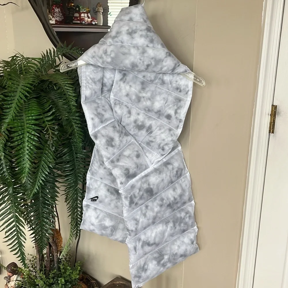Brand New Nike Insulated Scarf Thermore Eco Down Fiber Thermal Gray White Marble